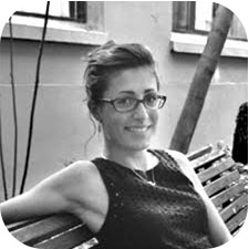 Cécile Tasquer assise sur un banc