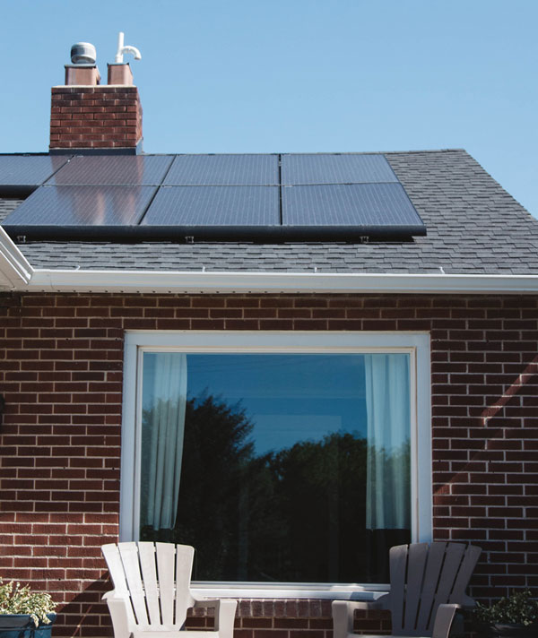 maison avec des panneaux solaires